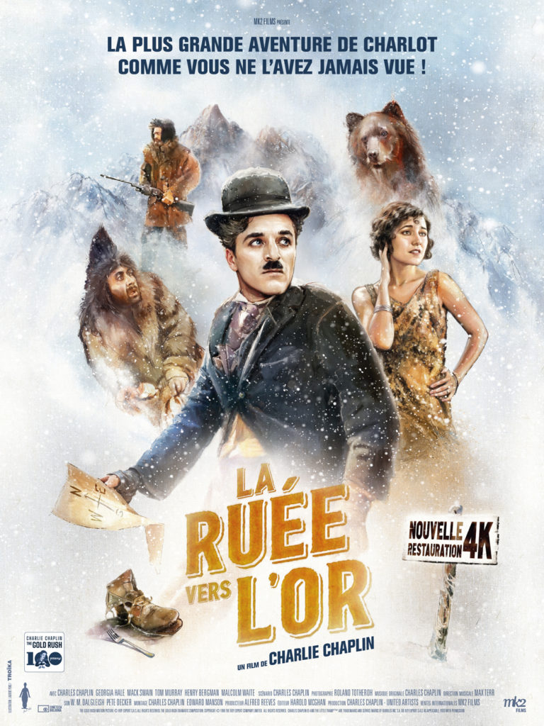 Affiche illustrée du film "La Ruée vers l’or" de Charlie Chaplin, montrant Charlot au centre, tenant une carte de navigation dans une tempête de neige. Autour de lui : une femme en robe de soirée, un trappeur armé, un compagnon hirsute, un ours et des montagnes enneigées. En haut, le texte : "La plus grande aventure de Charlot comme vous ne l’avez jamais vue !". En bas : "Nouvelle restauration 4K".