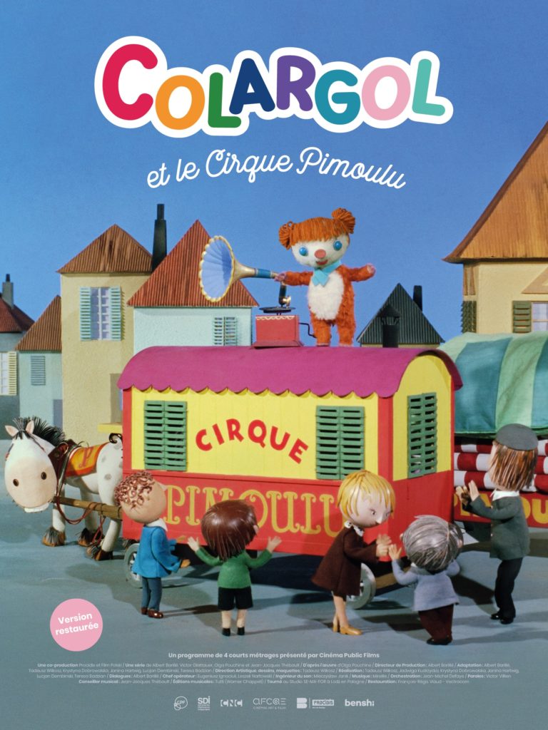 Affiche colorée du film d'animation Colargol et le Cirque Pimoulu, montrant des personnages en stop-motion devant une roulotte de cirque tirée par un cheval. Colargol, un petit ours orange avec un nœud papillon bleu, est debout sur le toit de la roulotte tenant un vieux haut-parleur. Des enfants et adultes regardent la scène avec enthousiasme. Le ciel est bleu, et des maisons aux toits rouges composent l’arrière-plan. Le titre est écrit en lettres multicolores en haut de l’affiche. Un macaron rose indique "Version restaurée".