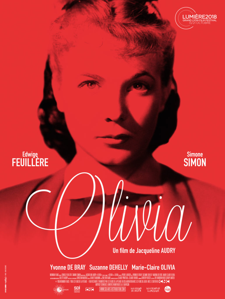 Affiche du film Olivia de Jacqueline Audry, en noir et rouge, représentant un portrait en gros plan d'une jeune femme au regard intense. Le titre "Olivia" est écrit en grande lettre manuscrite blanche au centre. Les noms des actrices principales, Edwige Feuillère et Simone Simon, sont affichés en haut à gauche et à droite. En bas de l’affiche, les noms Yvonne De Bray, Suzanne Dehelly et Marie-Claire Olivia sont également mentionnés. L’ensemble du visuel baigne dans un filtre rouge vif qui renforce le contraste.