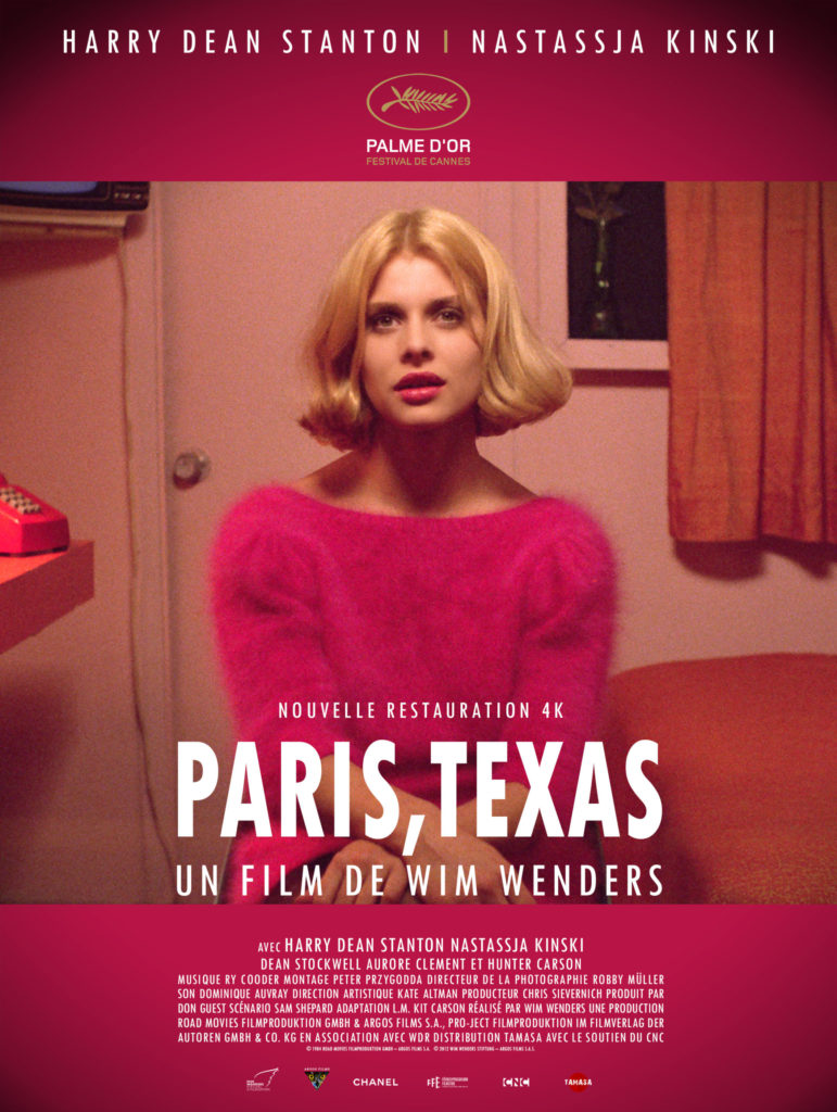 Affiche du film Paris, Texas de Wim Wenders, pour la nouvelle restauration 4K. En son centre, une femme blonde (Nastassja Kinski), coiffée au carré, regarde fixement vers l’objectif depuis une pièce à la lumière tamisée. Elle porte un pull rose vif assorti à l’esthétique de l’affiche. En haut, les noms des acteurs principaux, Harry Dean Stanton et Nastassja Kinski, sont inscrits sur fond rose, sous un logo de la Palme d’Or du Festival de Cannes. En bas, le titre du film en lettres blanches majuscules : Paris, Texas, suivi de la mention « Un film de Wim Wenders ». Les crédits techniques sont listés tout en bas de l’affiche, dans une bande rose.