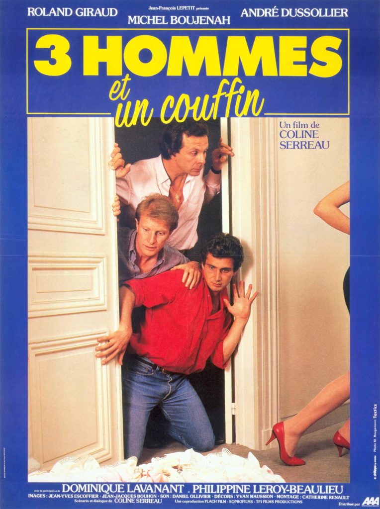 Affiche du film 3 Hommes et un couffin de Coline Serreau. Sur fond bleu, trois hommes (Roland Giraud, Michel Boujenah et André Dussollier) passent la tête par une porte entrouverte, l'air inquiet. Au sol, des couches de bébé, à droite, une femme en talons rouges quitte la pièce. Titre en jaune et texte blanc.