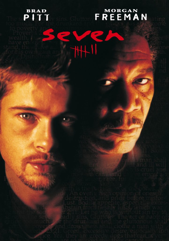 Affiche du film Seven (1995) réalisé par David Fincher. Le visage de Brad Pitt est à gauche, celui de Morgan Freeman à droite, tous deux éclairés partiellement dans une ambiance sombre et inquiétante. Le titre du film "seven" est écrit en rouge au centre, avec les lettres stylisées et les sept péchés capitaux représentés par sept traits rouges. Le fond est constitué de texte flou faisant référence aux péchés capitaux. Les noms des acteurs "BRAD PITT" et "MORGAN FREEMAN" apparaissent en haut de l’affiche.